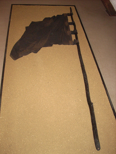 Bernd Gerstner | Künstler | Heddesheim | Verletzte Seelen | Krieg | "Die letzte Fahne" (Installation), 2008