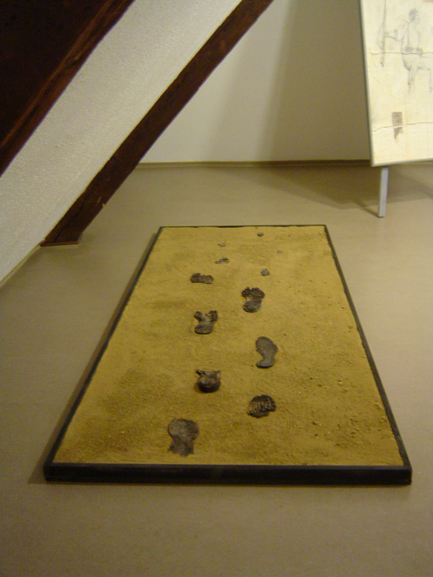 Bernd Gerstner | Künstler | Heddesheim | Verletzte Seelen | Krieg | "Letzte Schritte" (Installation), 2008